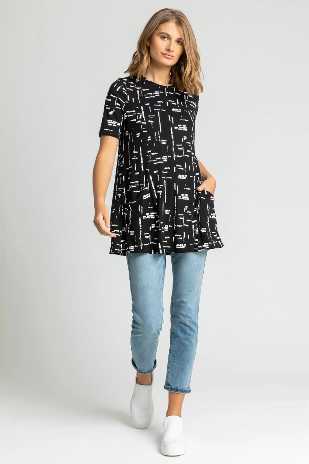 Roman Black Abstract Pocket Stretch Swing Tunic Top - Size 18 Image 3