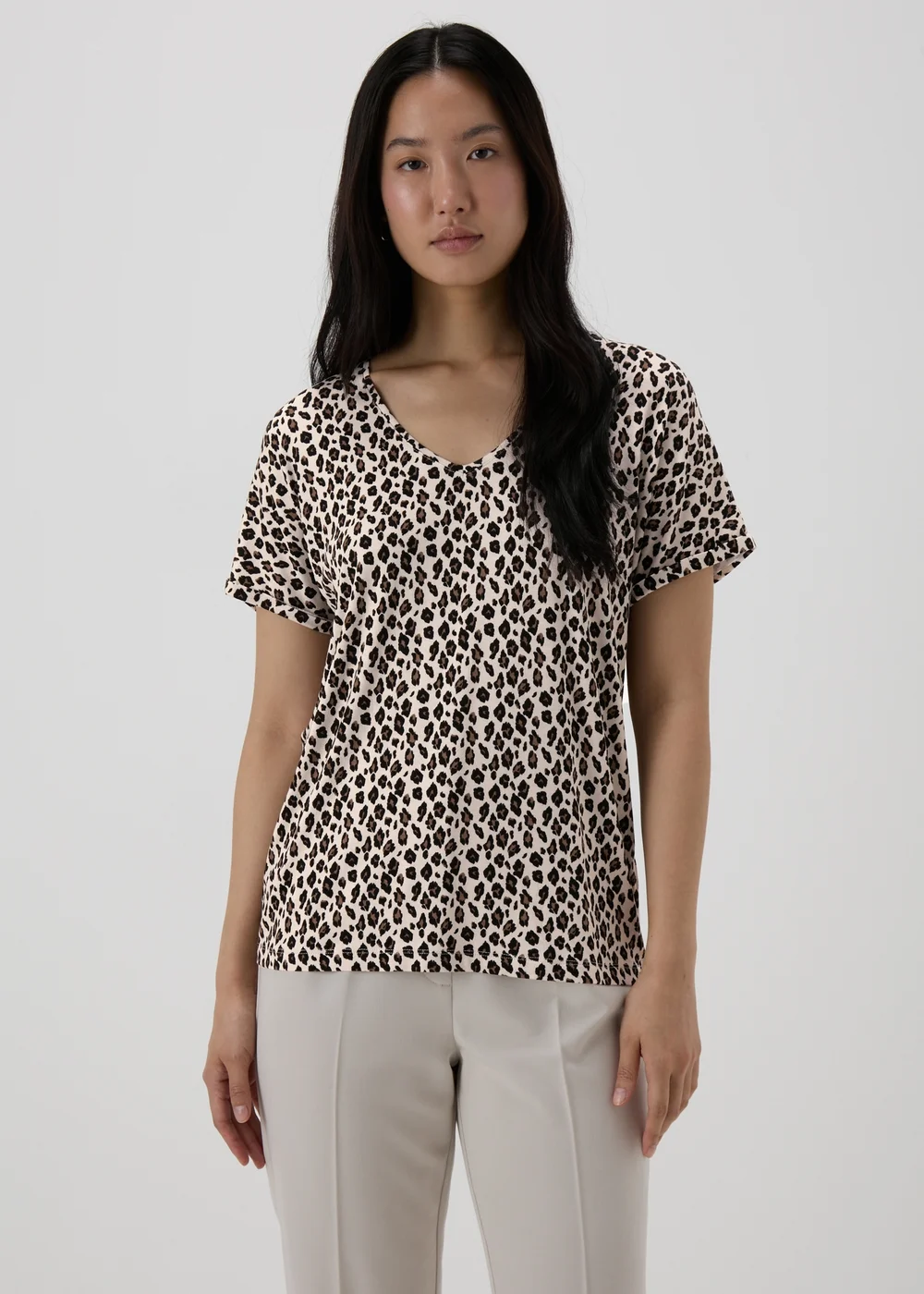 Et Vous Beige Leopard Print V-Neck T-Shirt - 8 Image 1