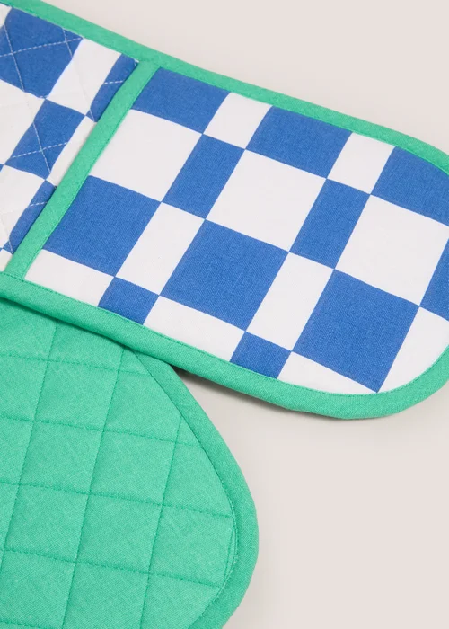 Blue Checkerboard Oven Gloves (18x92cm) Image 2