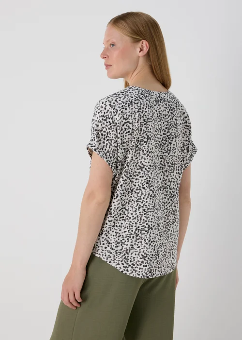 Cream Spot print Pocket Detail T-Shirt - 8 Image 2