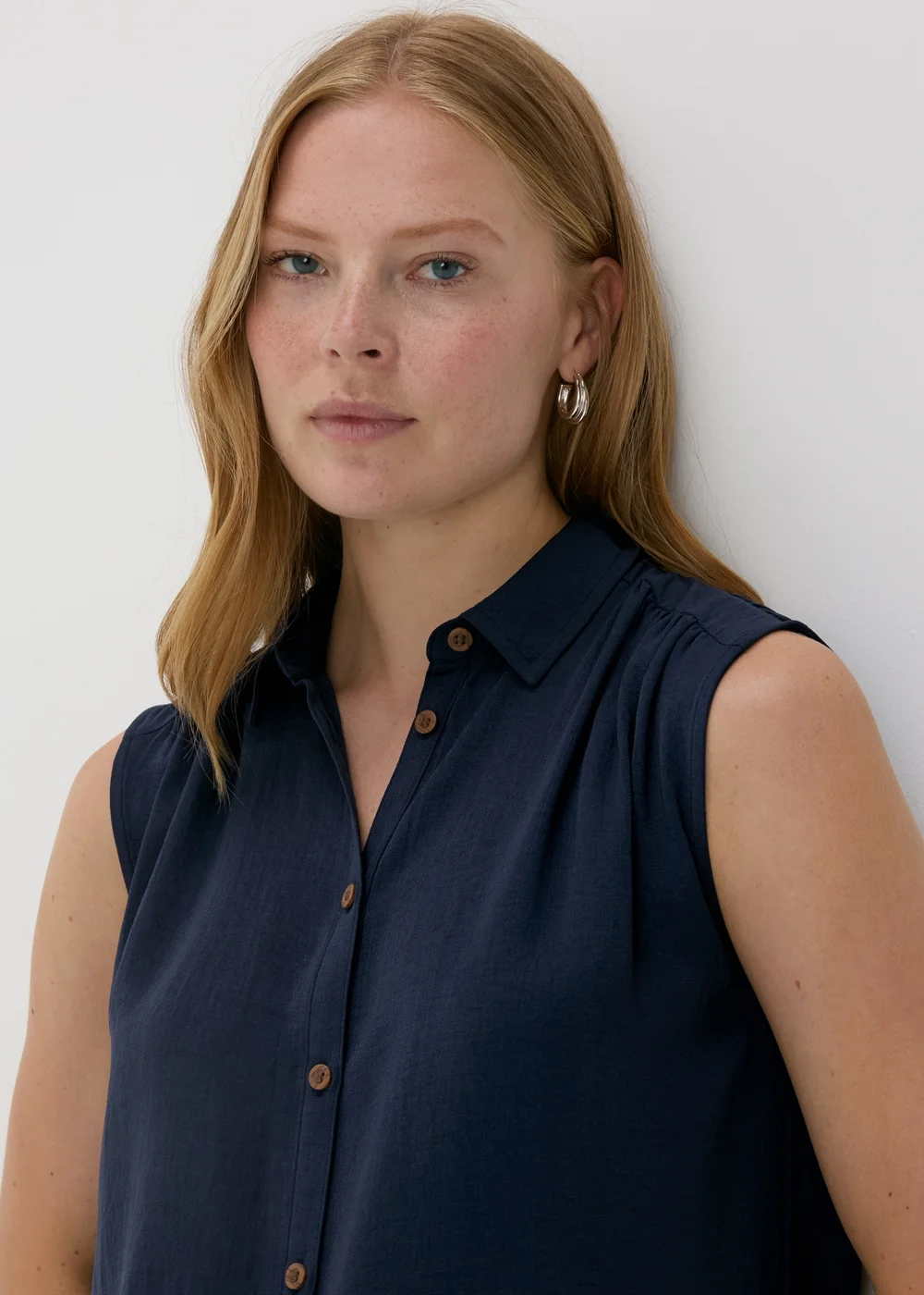 Navy Sleeveless Button Shirt - Size 8 Image 3