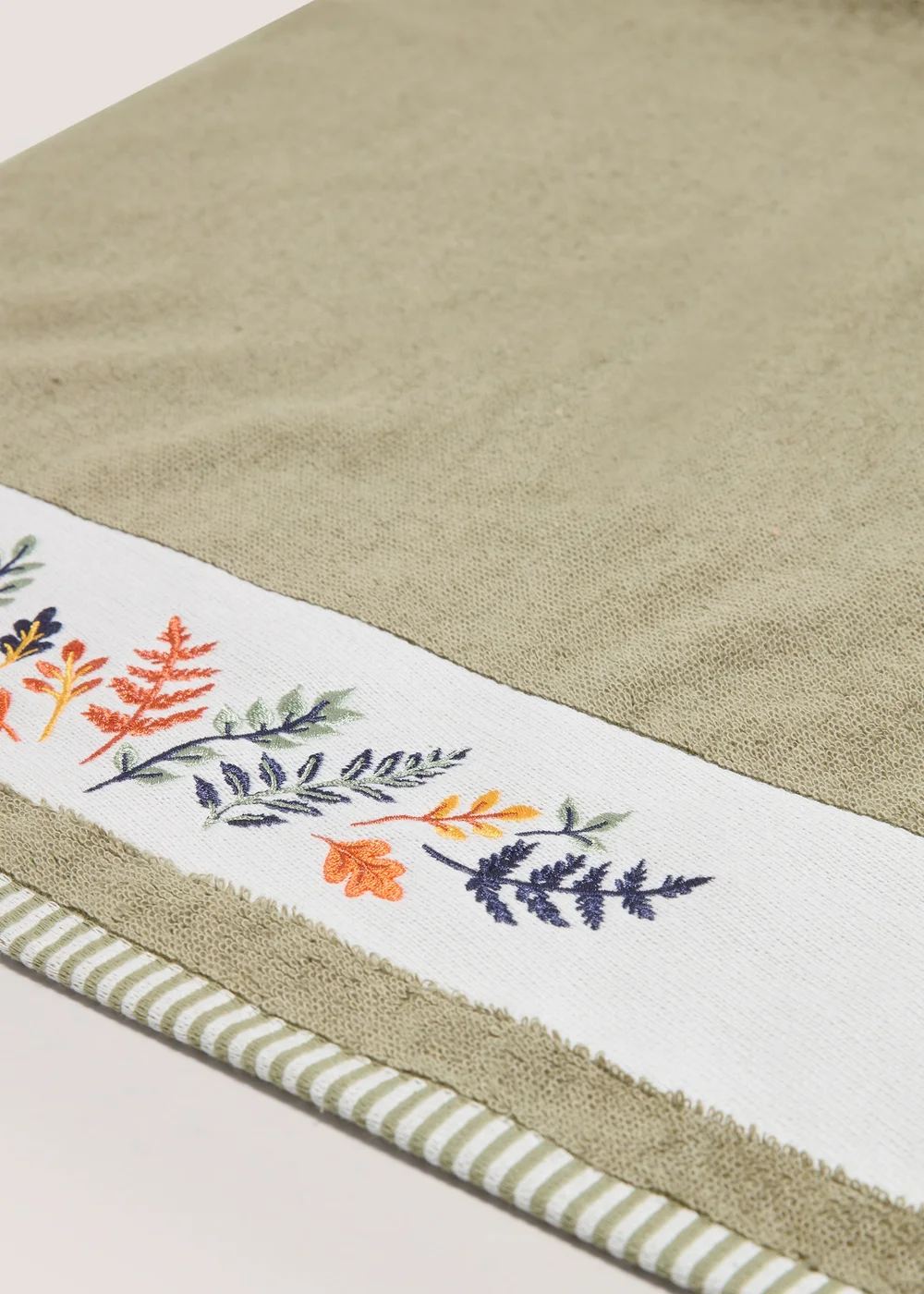 Green Embroidered Leaves Hand Towel ( 50cmx80cm) - Hand Towel Image 2