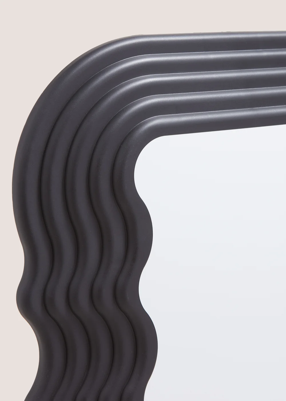 Black Wavy Mirror Image 2