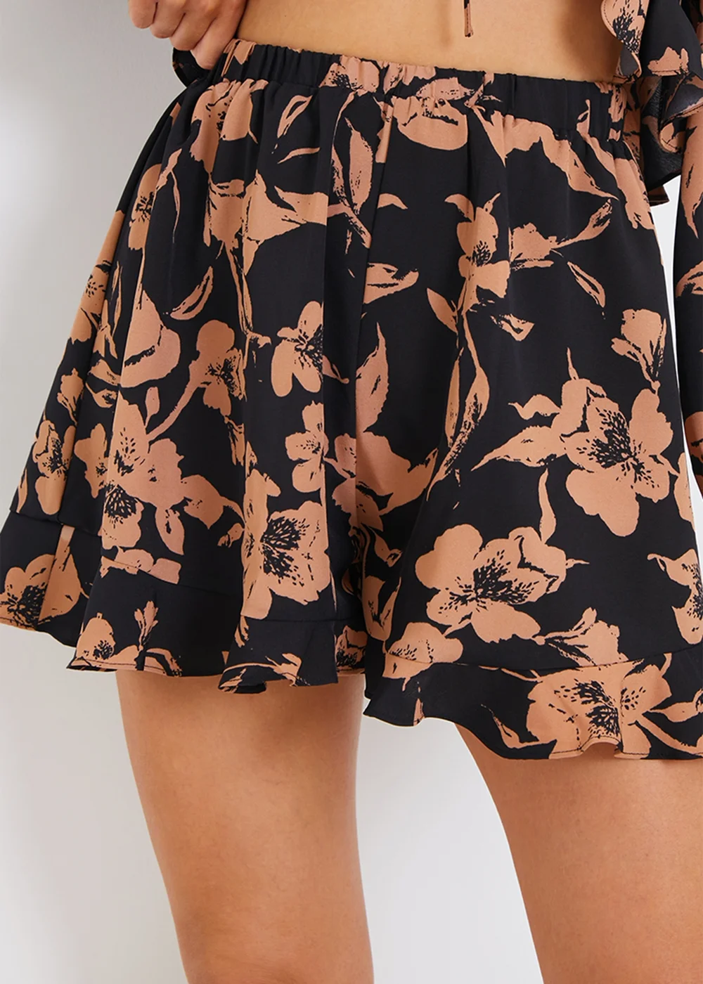 In The Style Black Floral Co Ord Shorts - 12 Image 5