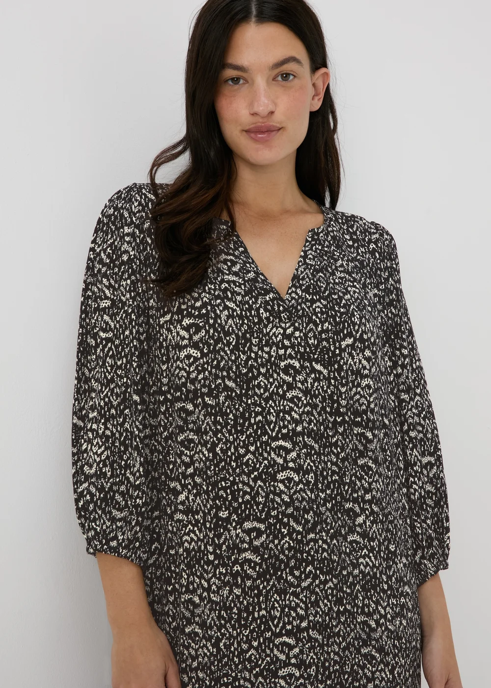 Black Printed Boho Crinkle V-Neck Midi Dress - Size 8 Image 3