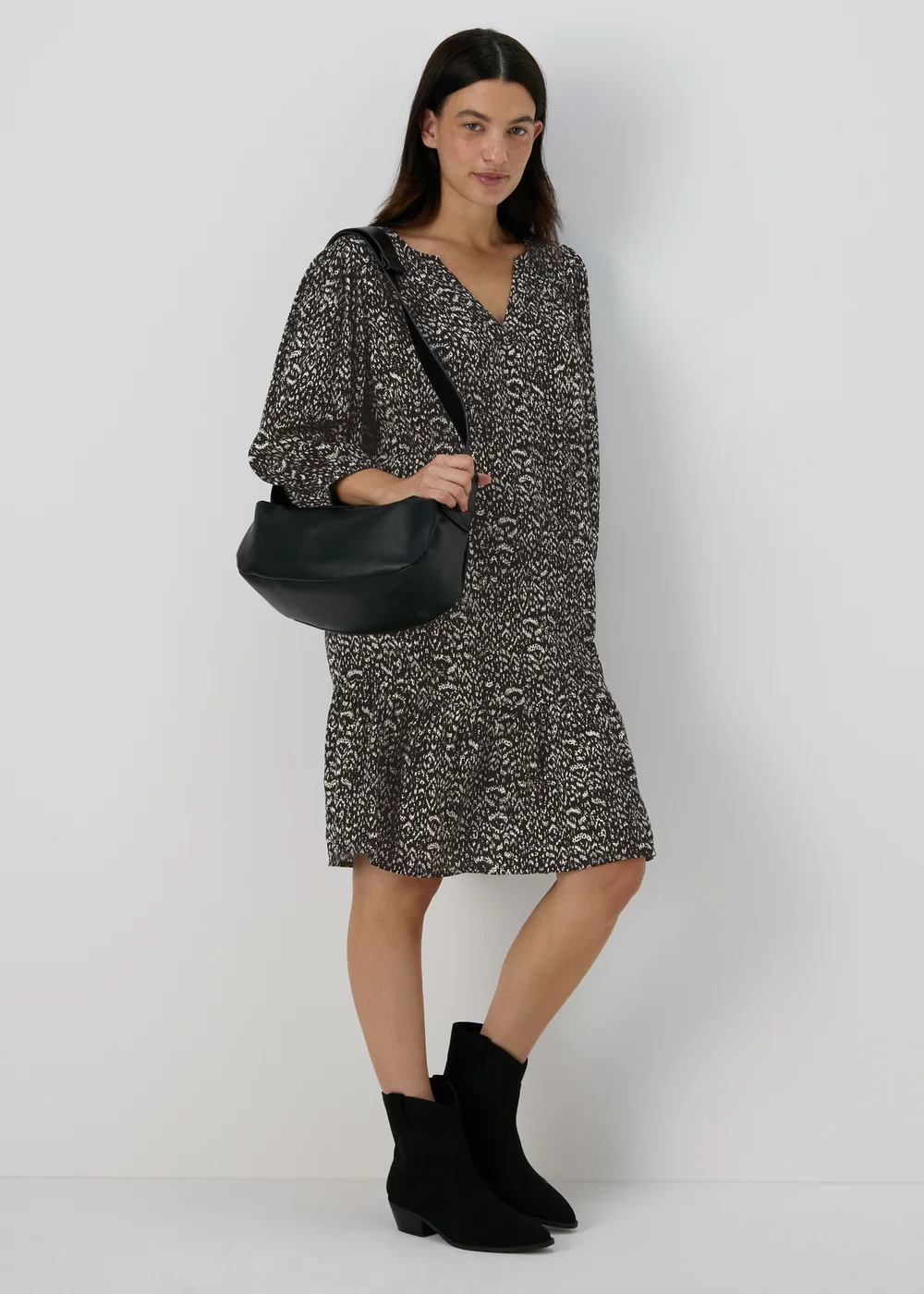 Black Printed Boho Crinkle V-Neck Midi Dress - Size 8 Image 4