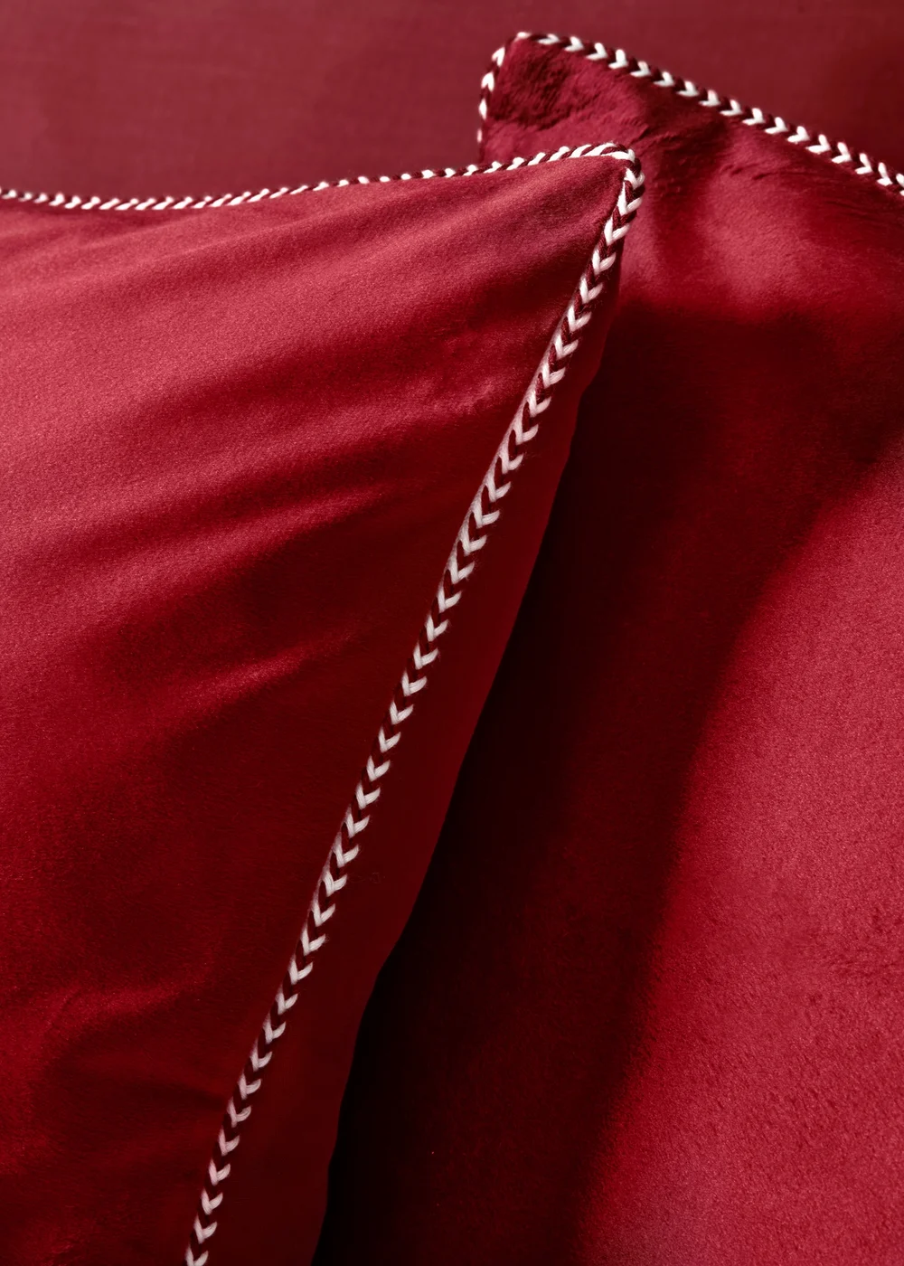 Red Velvet Trim Duvet Set - Double Image 2