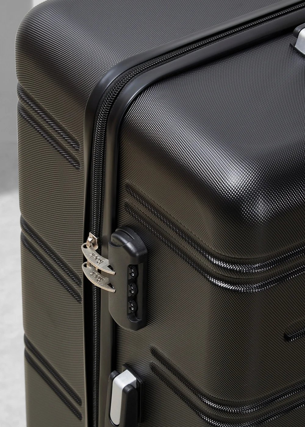 Rock Black Lisbon Suitcase - Small Image 4