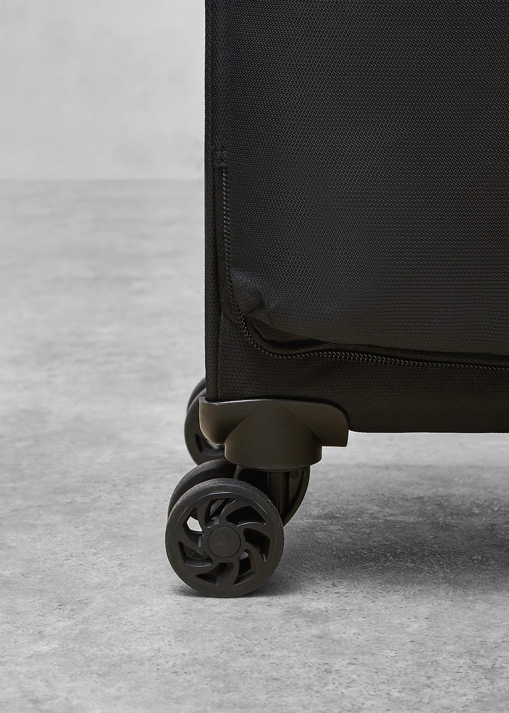 Rock Black/Red Pegasus Suitcase - Small Image 3