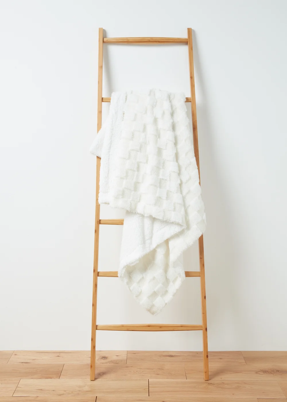 White Checkerboard Throw (130cm x 150cm) Image 1