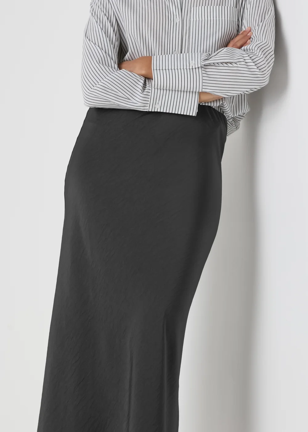 Et Vous Charcoal Satin Midi Skirt - Size 8 Image 3