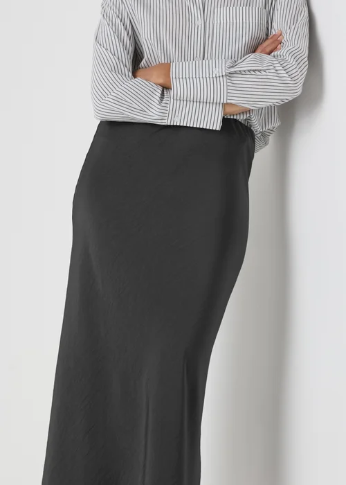 Et Vous Charcoal Satin Midi Skirt - Size 8 Image 3