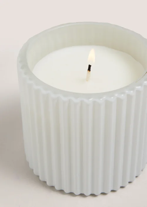 White Cedarwood & Amber Elegance Candle Image 2