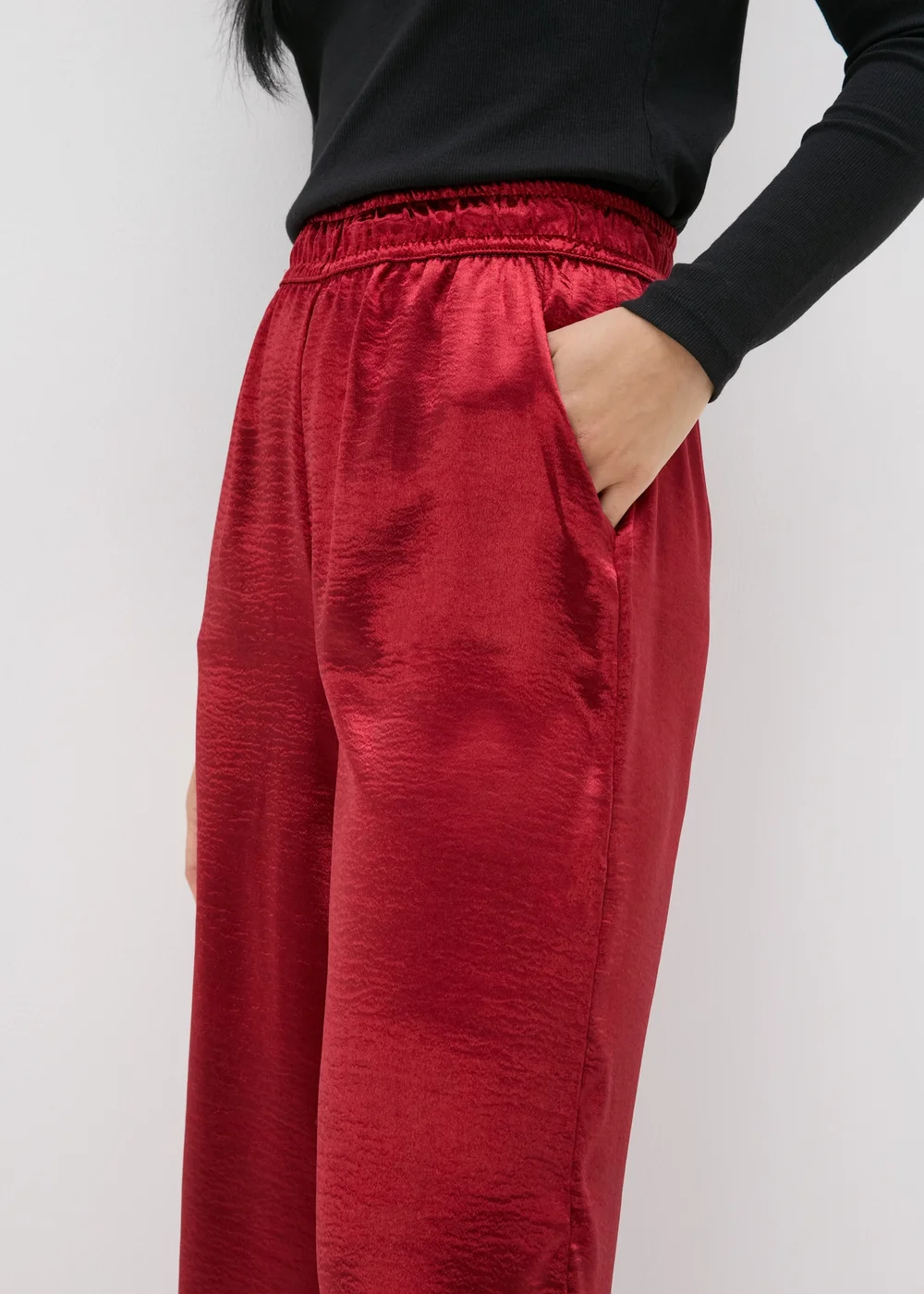 Red Textured Satin Wide Leg Trousers - 8 Image 2