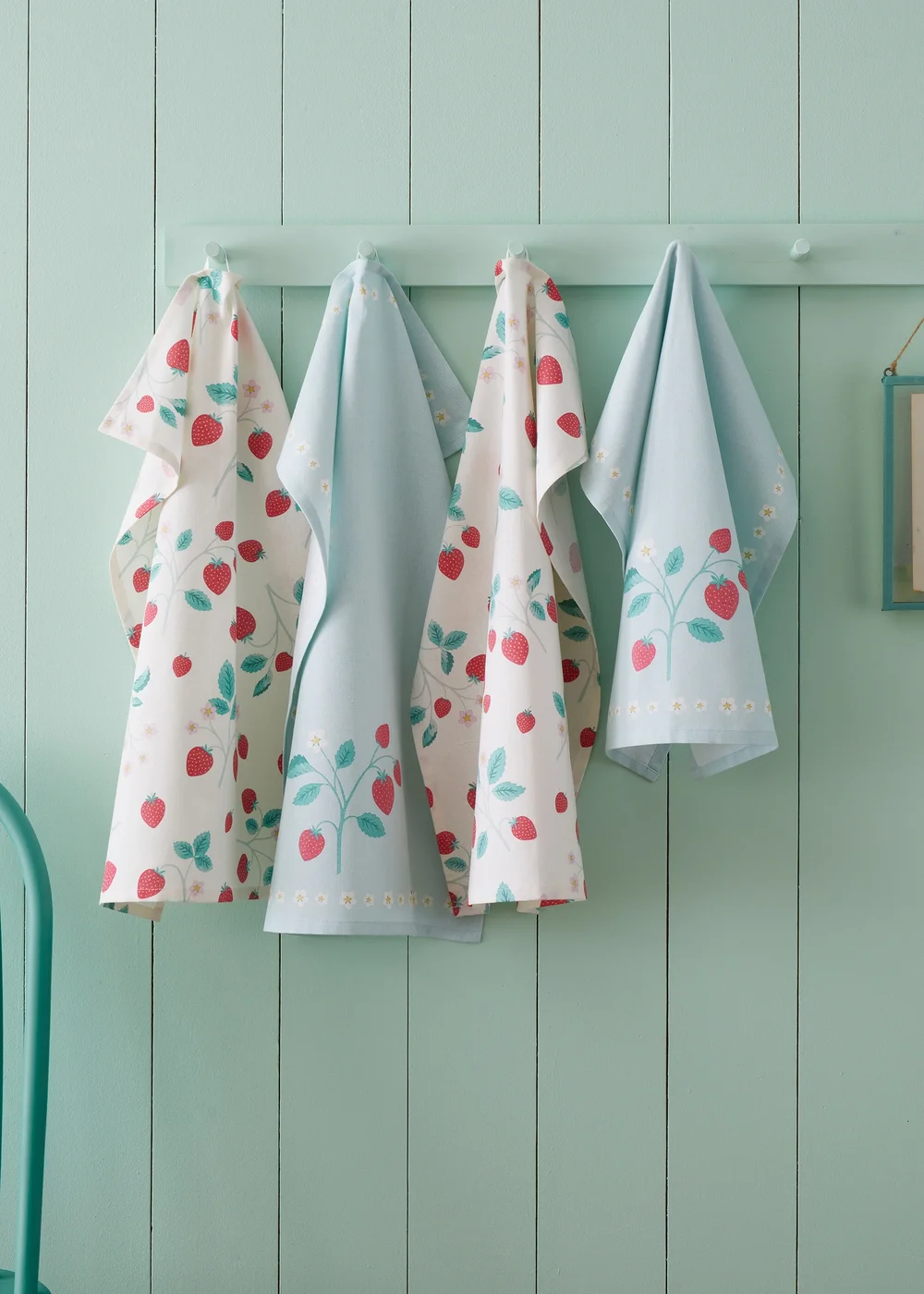 Catherine Lansfield Cream Strawberry Garden Cotton Towel Pack of 4 (50x70 cm) - One Size Image 2