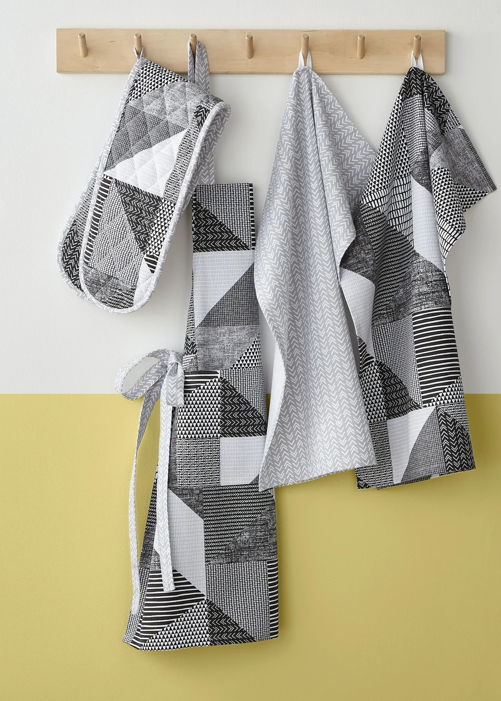 Catherine Lansfield Grey Larsson Geo Cotton Kitchen Towel Pack of 4 (50x75 cm) - One Size Image 3