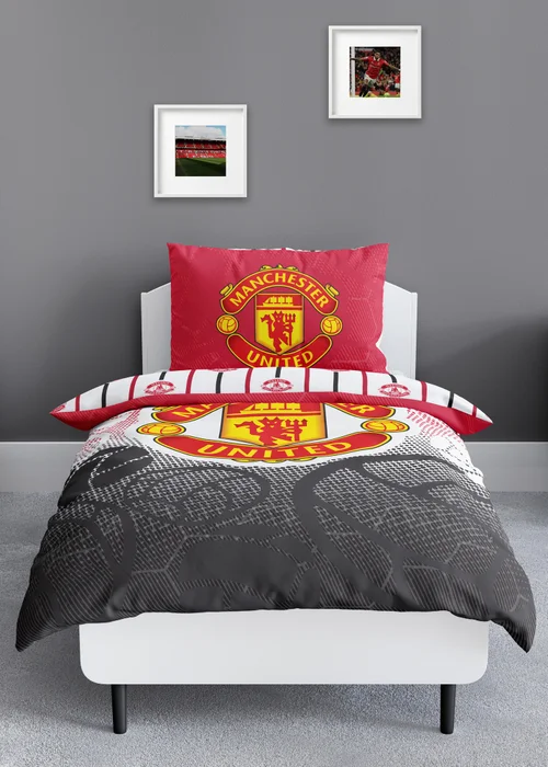 Manchester United FC Crest Single Panel Duvet - Single Image 1