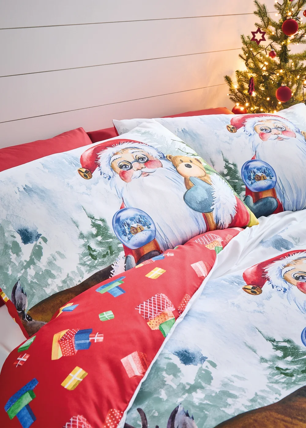 Catherine Lansfield Christmas Retro Santa Reversible Duvet Cover Set - Single Image 3