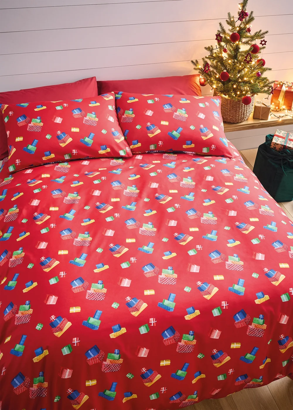 Catherine Lansfield Christmas Retro Santa Reversible Duvet Cover Set - Single Image 2