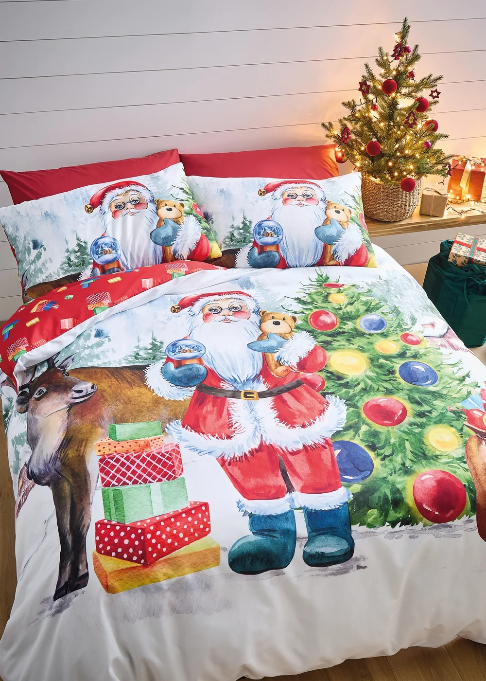 Catherine Lansfield Christmas Retro Santa Reversible Duvet Cover Set - Single Image 1