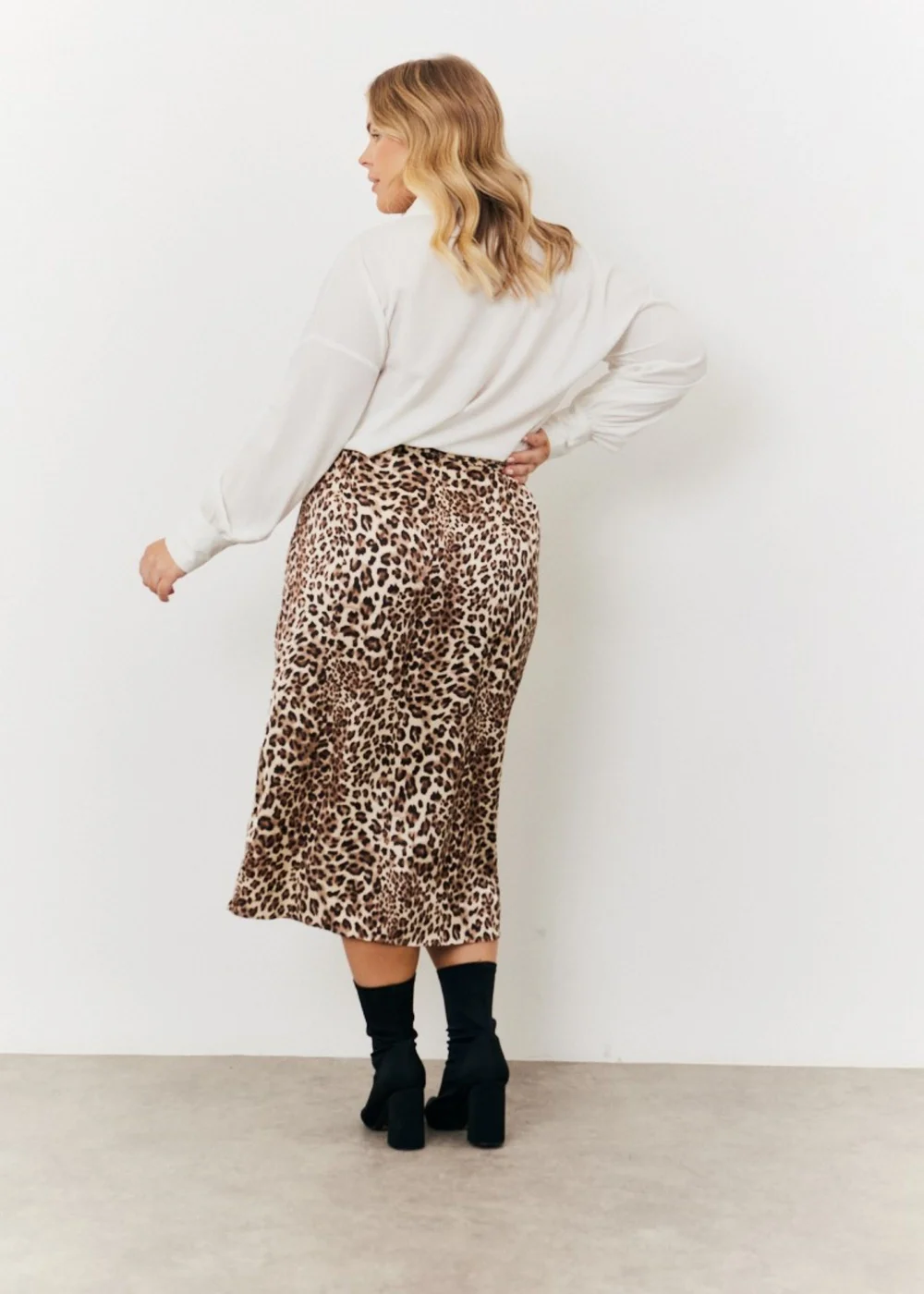 In The Style Brown Leopard Print Midi Skirt - Size 26 Image 2