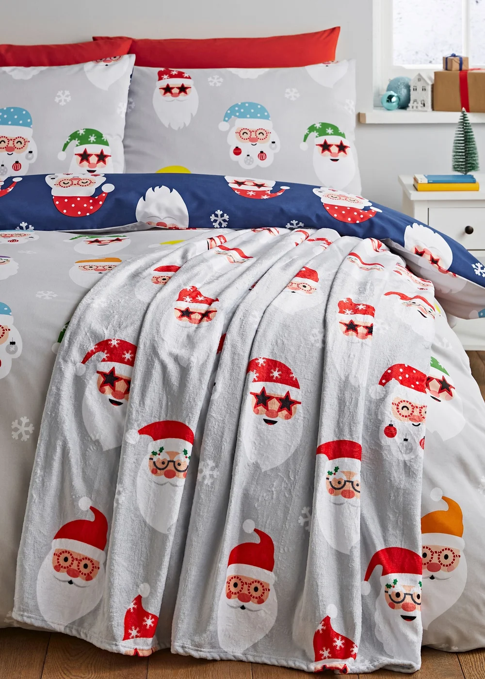 Catherine Lansfield Christmas Santa Spec-Tacular Cosy Fleece Blanket Throw (130x170cm) - One Size Image 3