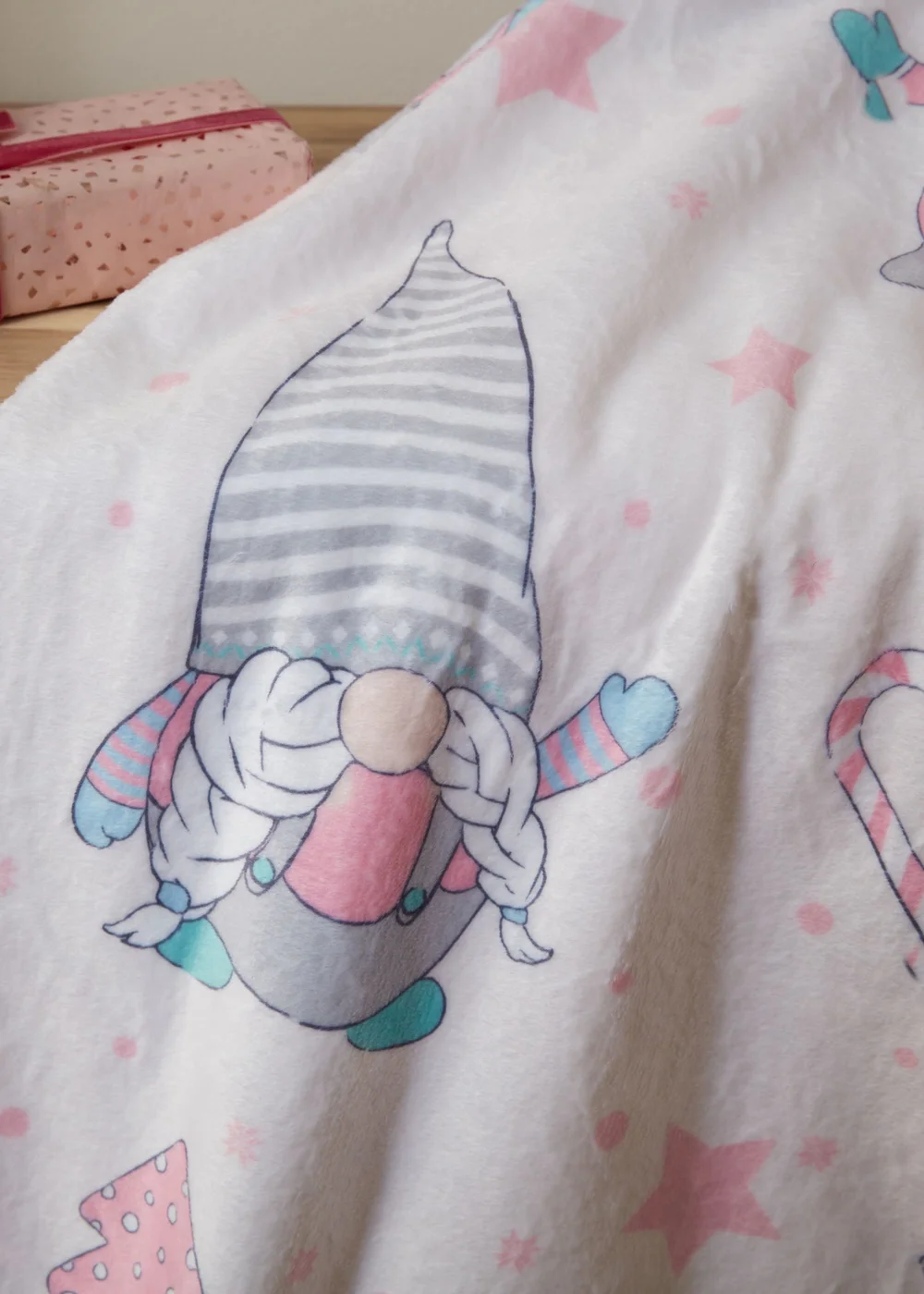 Catherine Lansfield Christmas Gnomes Fleece Cosy Blanket Throw (130x170cm) - One Size Image 2