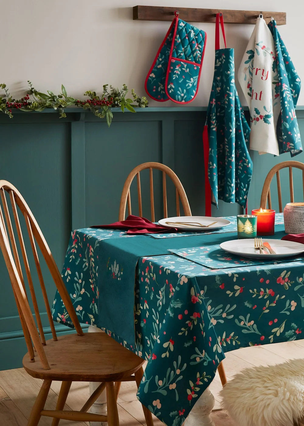 Catherine Lansfield Christmas Holly Embroidered Dining Table Runner (32x220 cm) - L Image 2