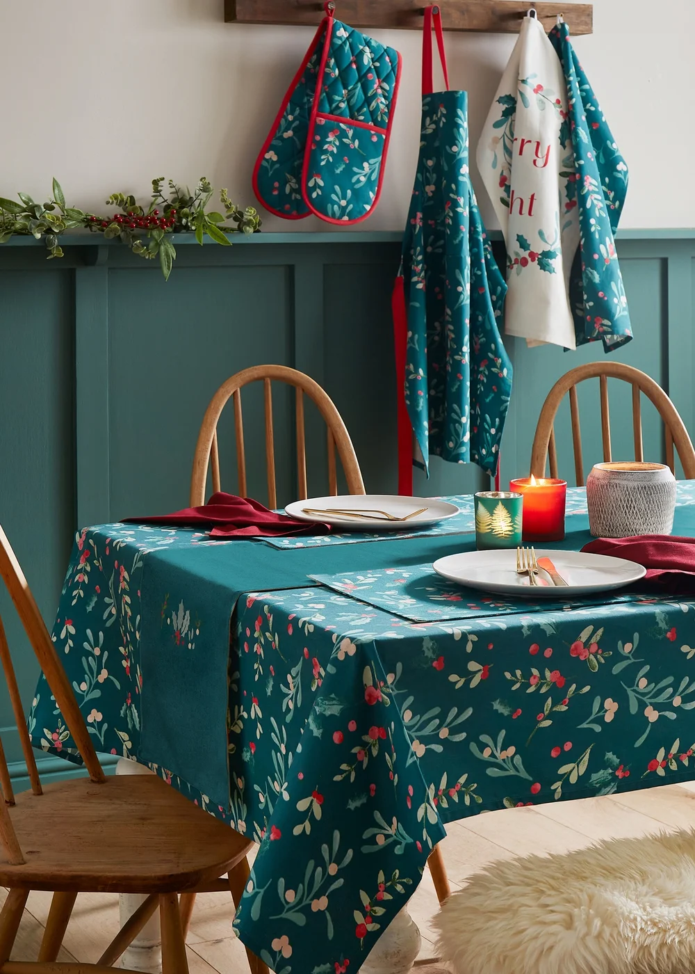 Catherine Lansfield Christmas Holly and MistletoeDining Placemat 4 Pack (30x46 cm) - One Size Image 3