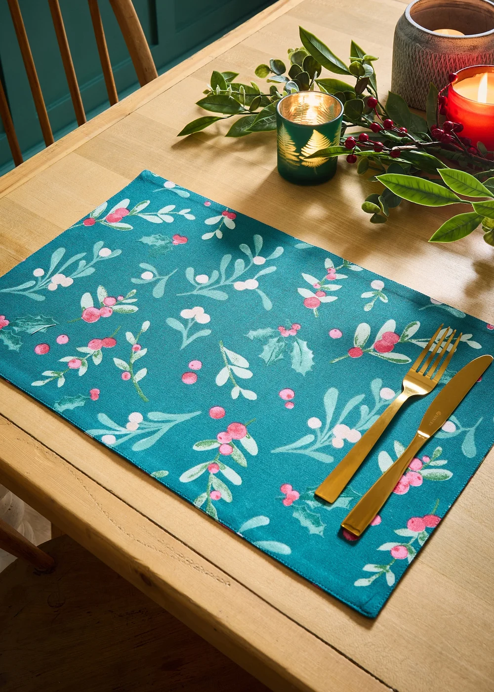 Catherine Lansfield Christmas Holly and MistletoeDining Placemat 4 Pack (30x46 cm) - One Size Image 2