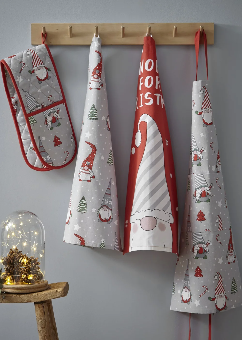 Catherine Lansfield Christmas Gnomes Cotton Adult Kitchen Apron (70x80 cm) - One Size Image 2