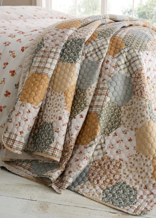 Catherine Lansfield Floral Patchwork Quilted Bedspread (220x230cm) - One Size Image 2