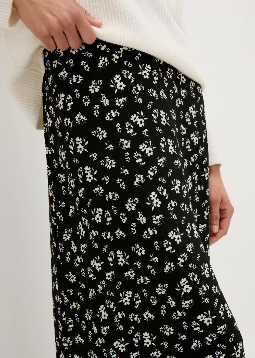 Black Ditsy Flared Hem Midaxi Skirt - 8 Image 2