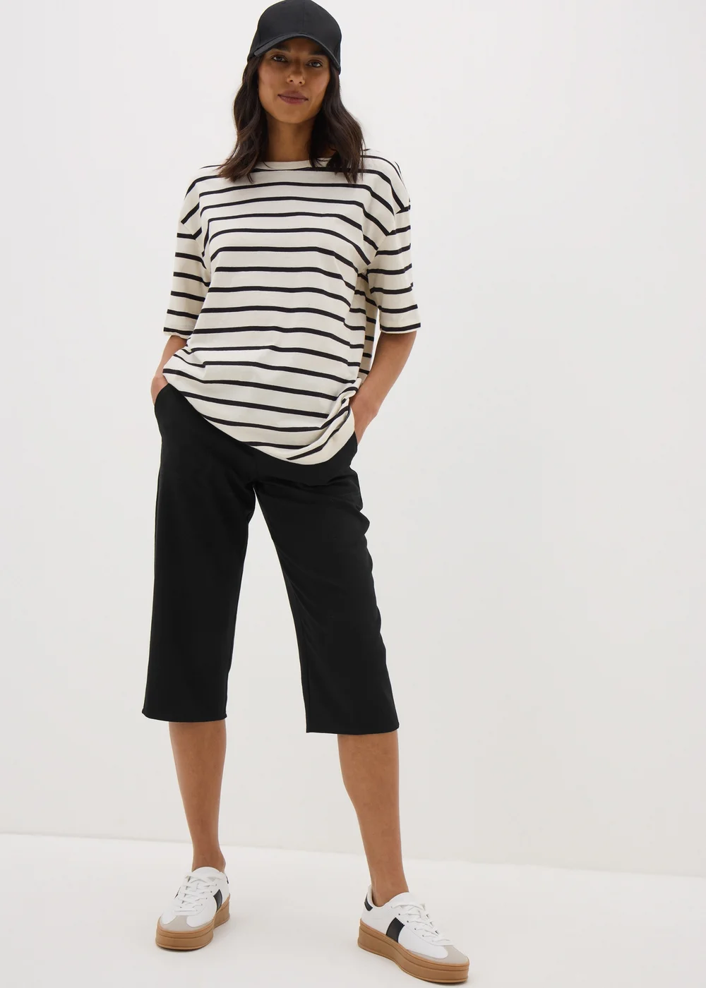 Black Cropped Trousers - 8 Image 1