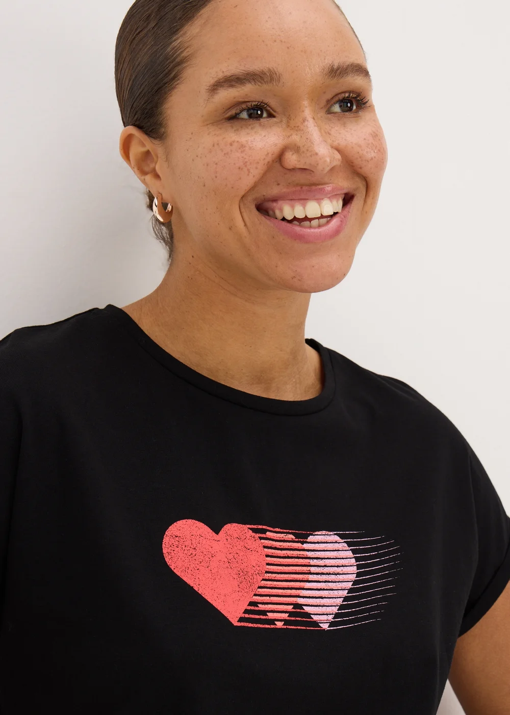 Black Heart Graphic T-Shirt - Small Image 2