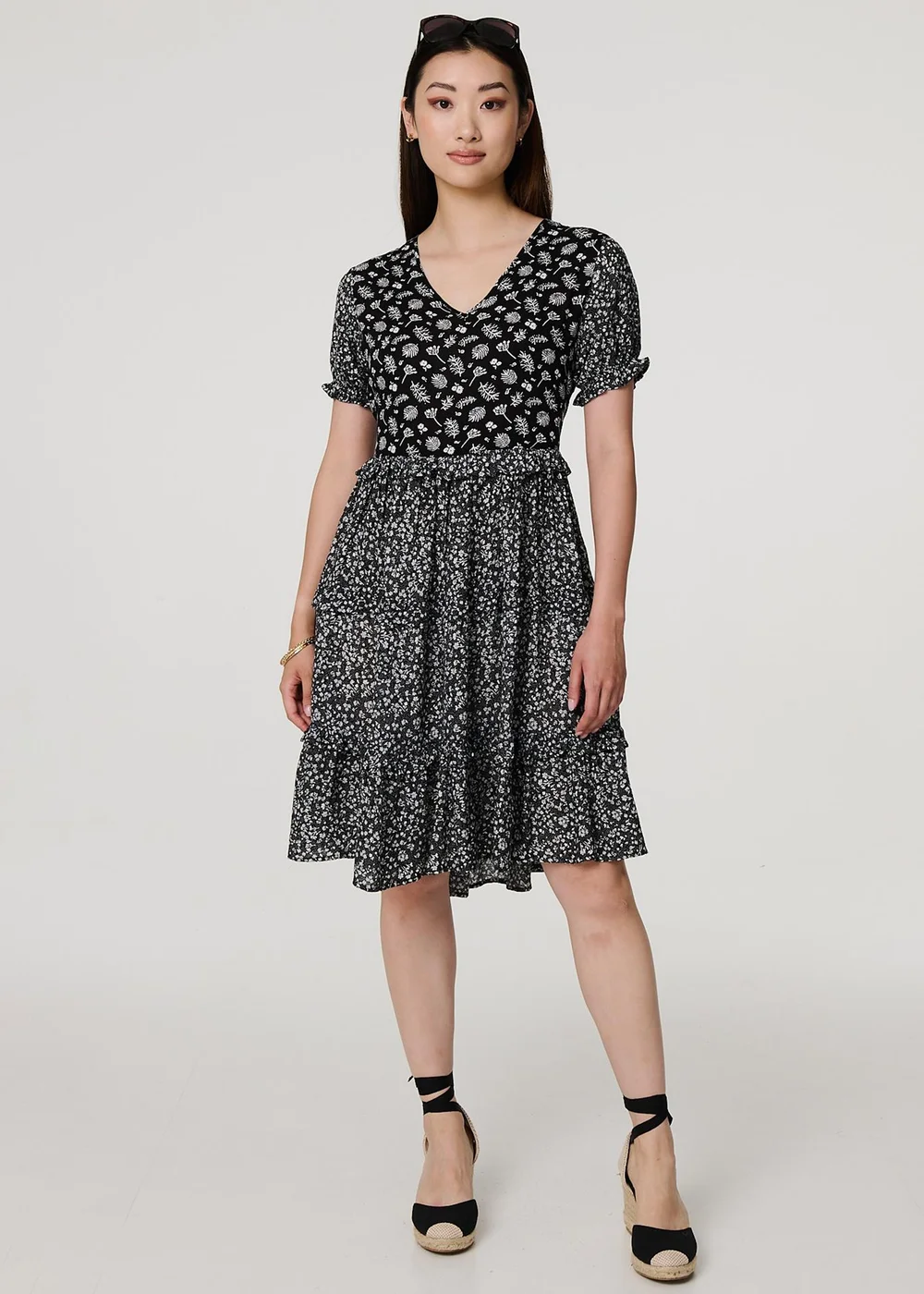 Izabel London Black Floral Short Sleeve Tiered Skater Dress - 12 Image 4