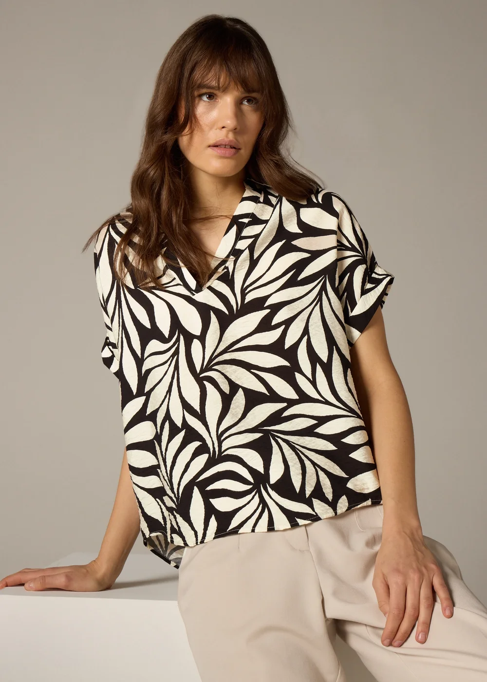 Et Vous Black Mono Palm Airflow Collared V-Neck Blouse - 8 Image 1