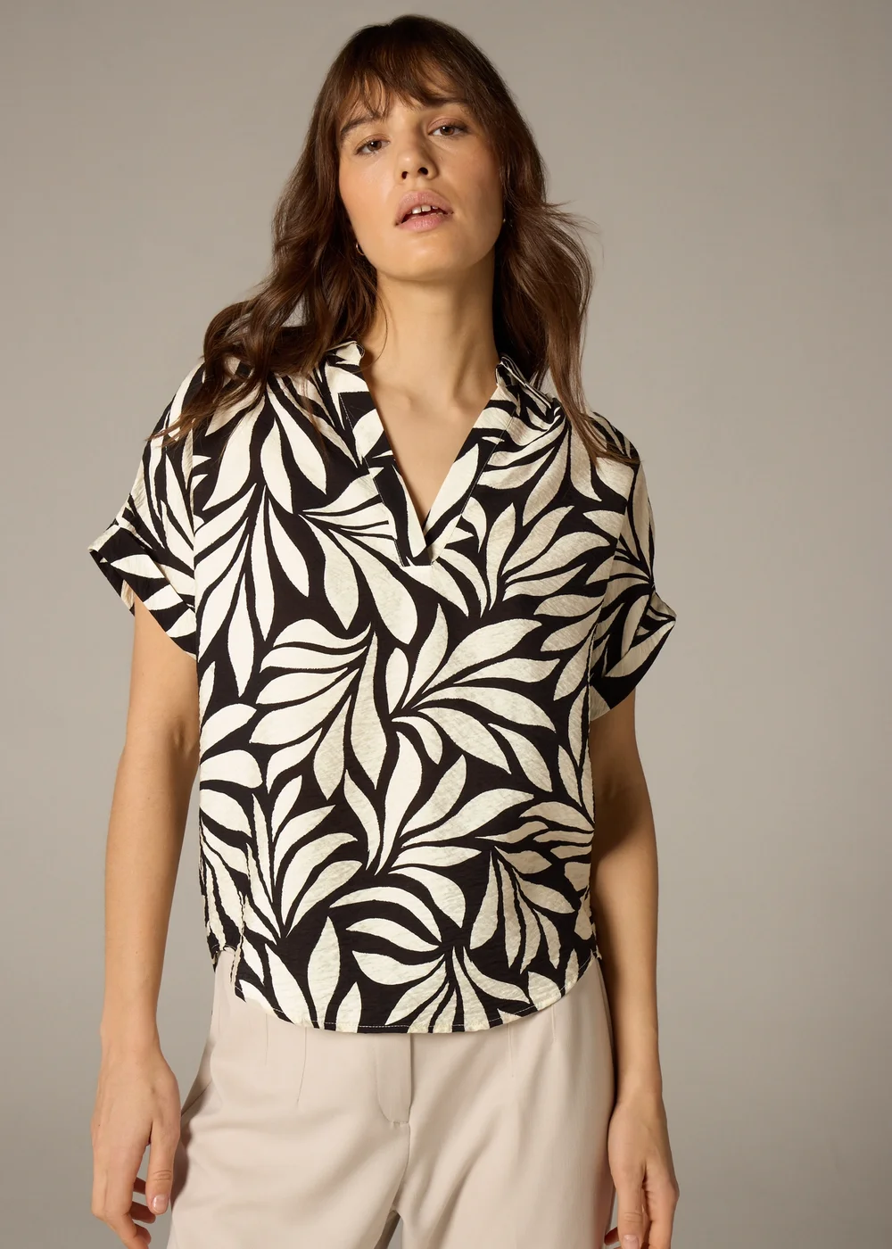 Et Vous Black Mono Palm Airflow Collared V-Neck Blouse - 8 Image 3