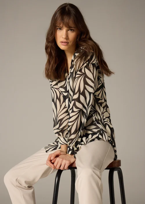 Et Vous Black Mono Palm V-Neck Blouse - 8 Image 1