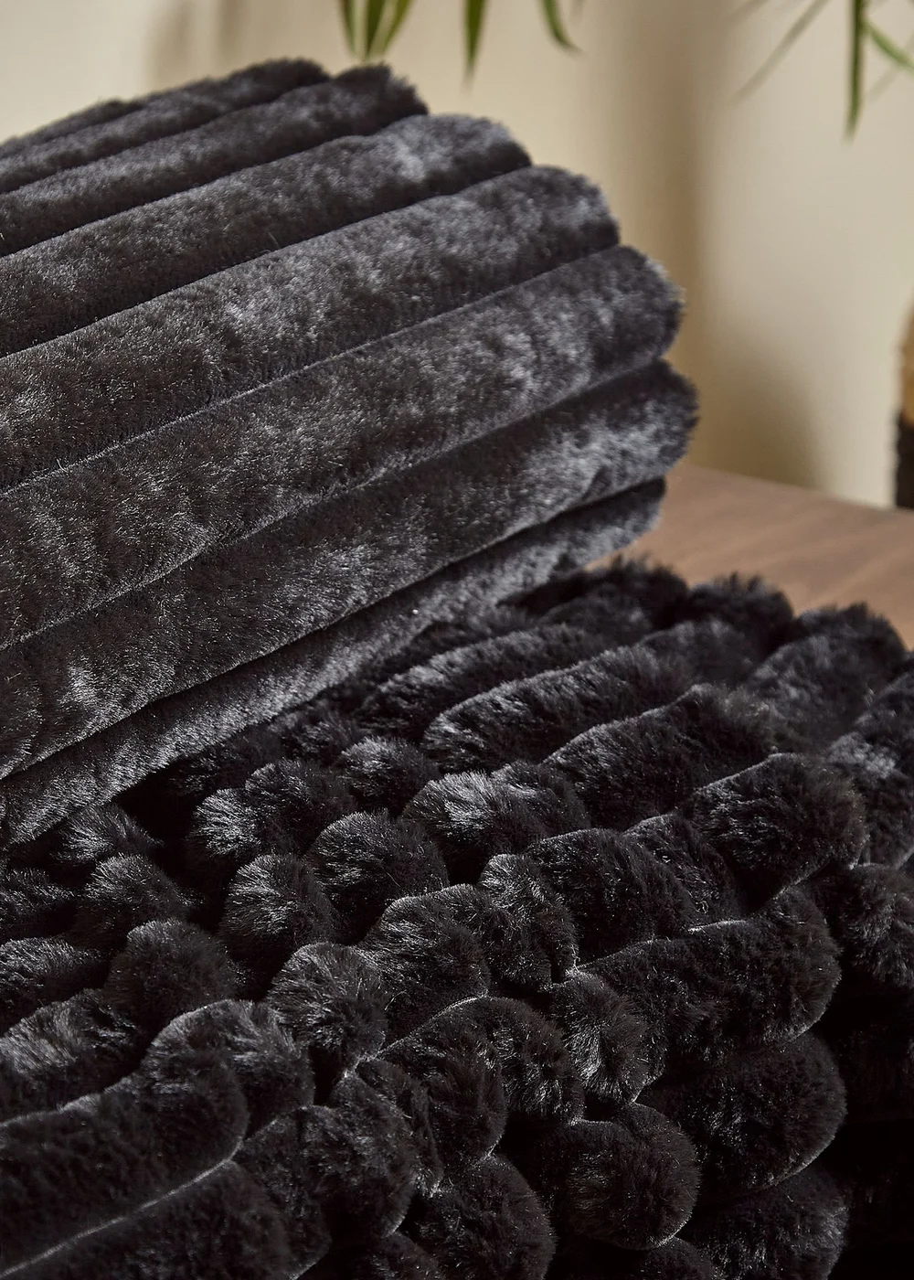 Catherine Lansfield Cosy Ribbed Faux Fur Soft Blanket Throw (130x170 cm) - One Size Image 2