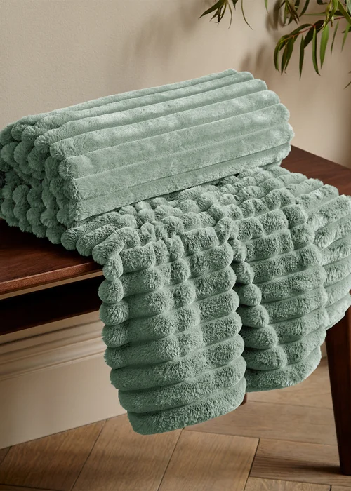 Catherine Lansfield Cosy Ribbed Faux Fur Soft Blanket Throw (130x170 cm) - One Size Image 1