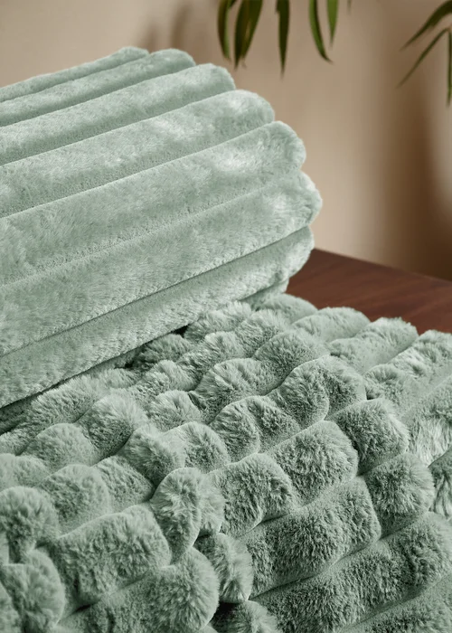 Catherine Lansfield Cosy Ribbed Faux Fur Soft Blanket Throw (130x170 cm) - One Size Image 2