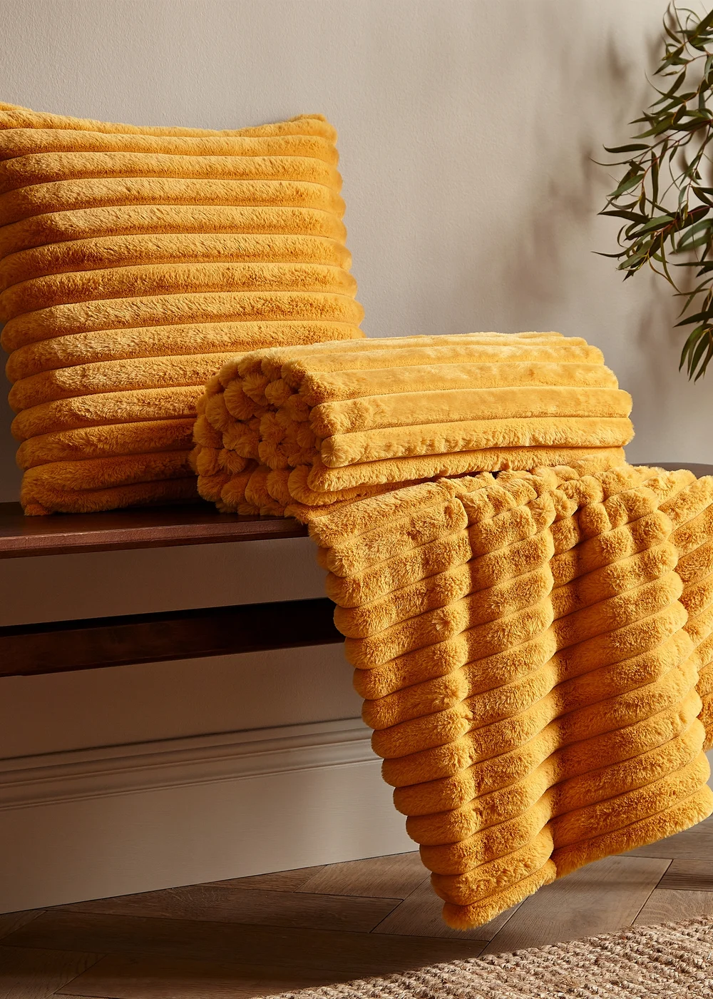 Catherine Lansfield Cosy Ribbed Faux Fur Soft Blanket Throw (130x170 cm) - One Size Image 3