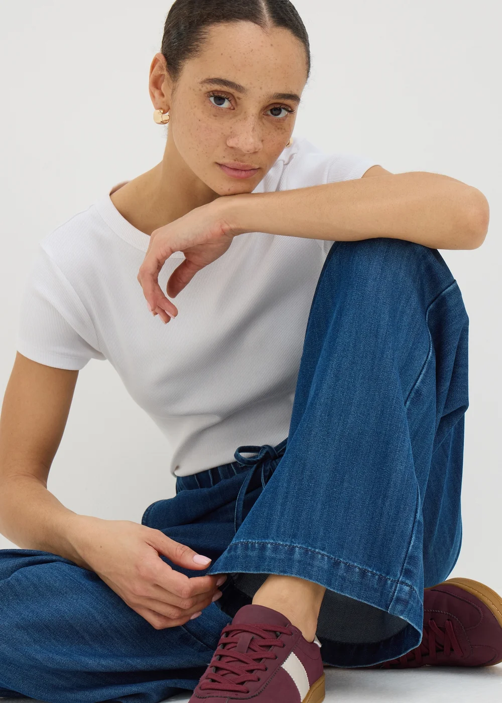 Dark Wash Comfort Fit Wide Leg Jeans - 8 Image 3