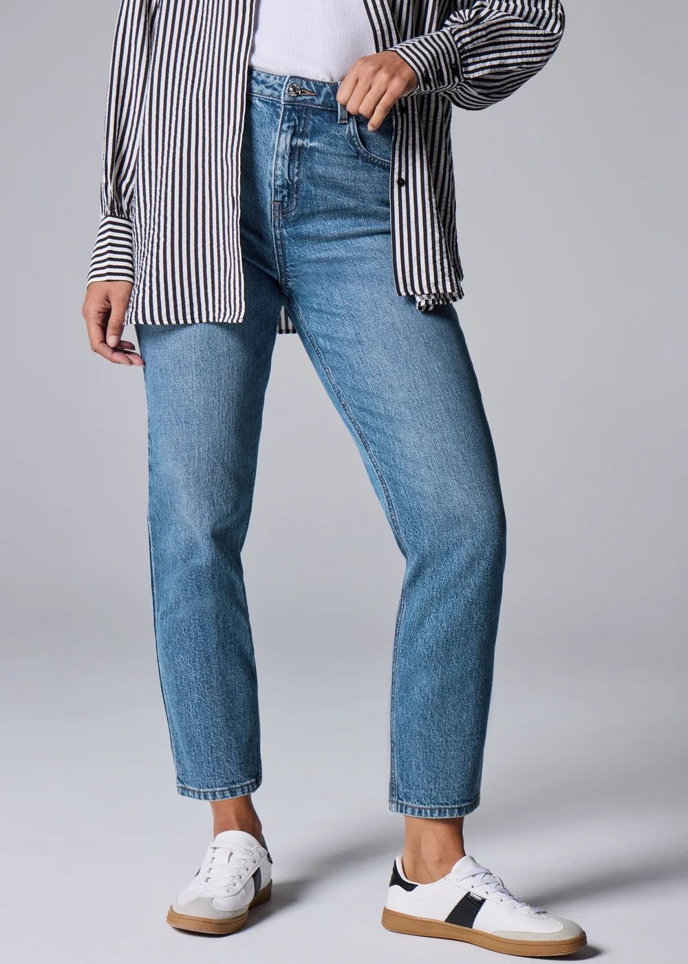 Blue Mid Wash Mom Style Jeans - Size 28 29 leg Image 3