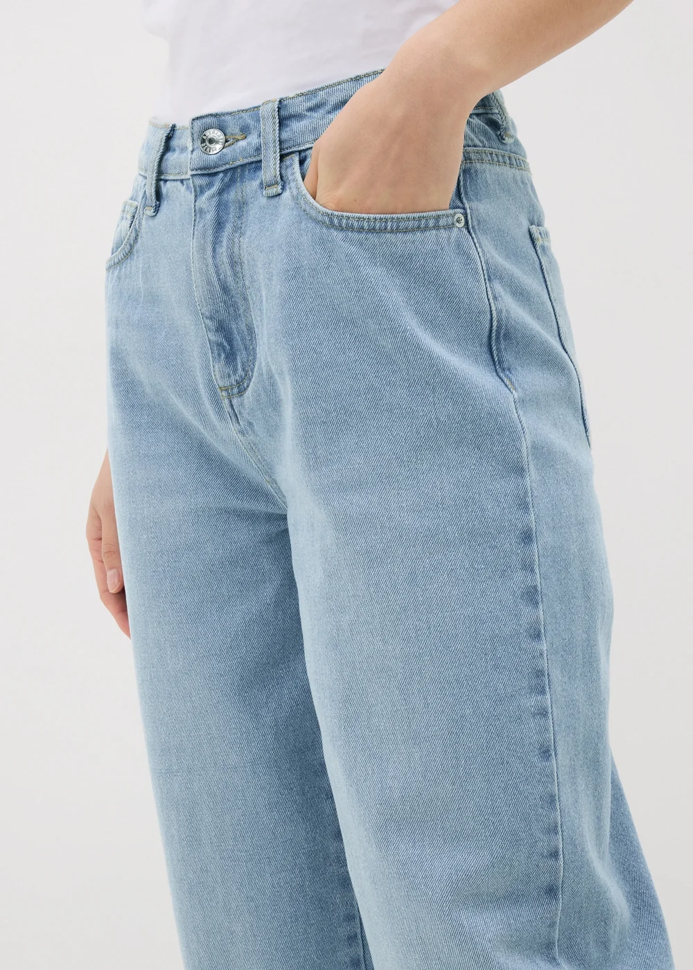 Blue Light Wash Barrel Leg Jeans - 8 Image 3