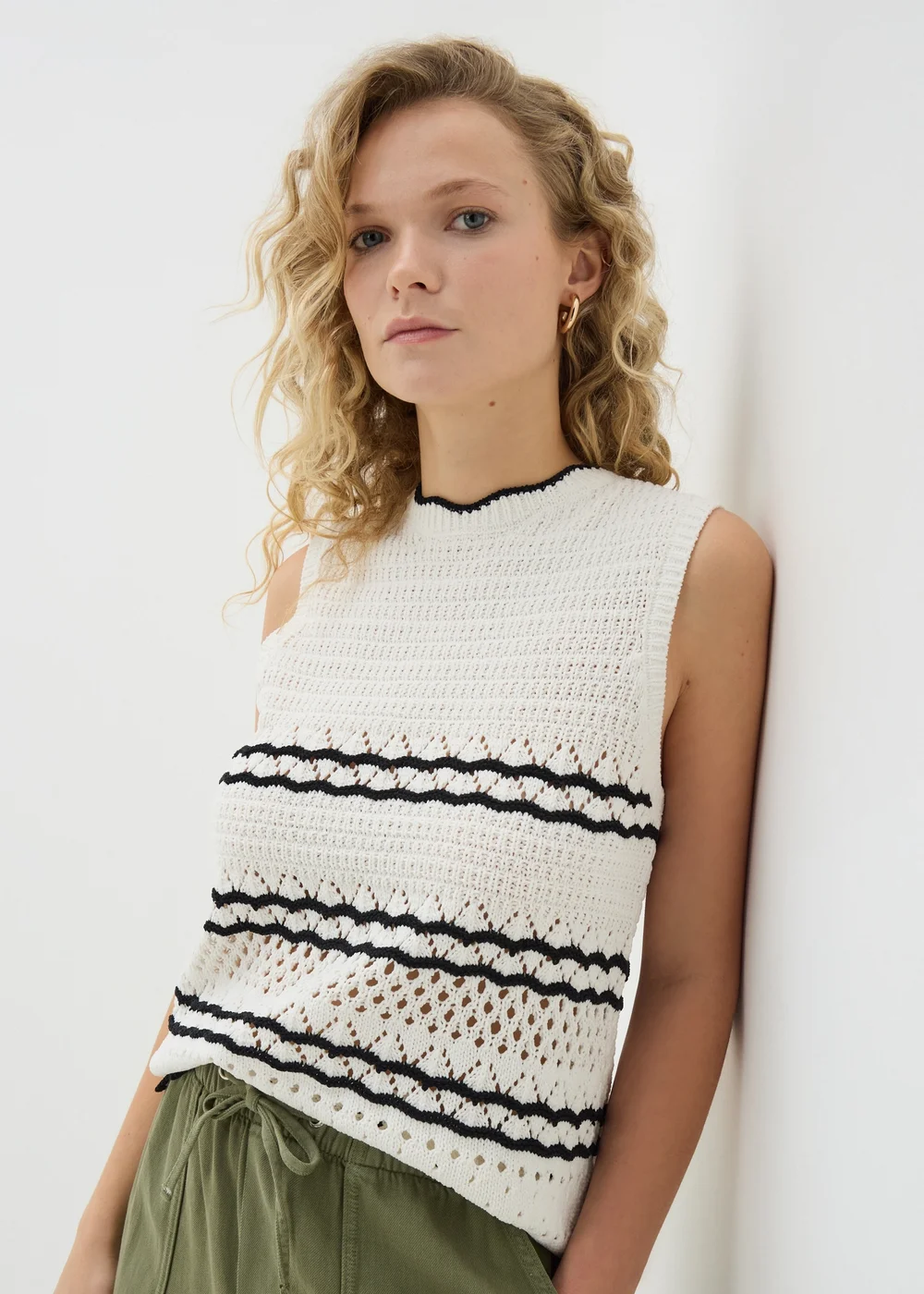 Cream Knitted Black Trimmed Vest - 8 Image 1