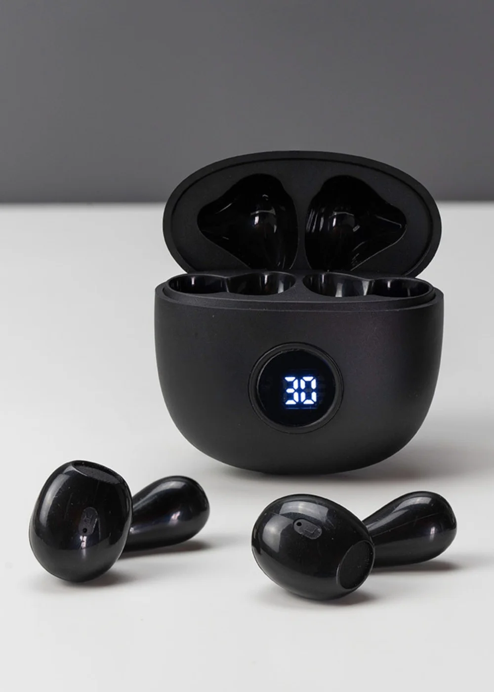 RED5 Black TWS Earphones with Charging Case - One Size Image 1