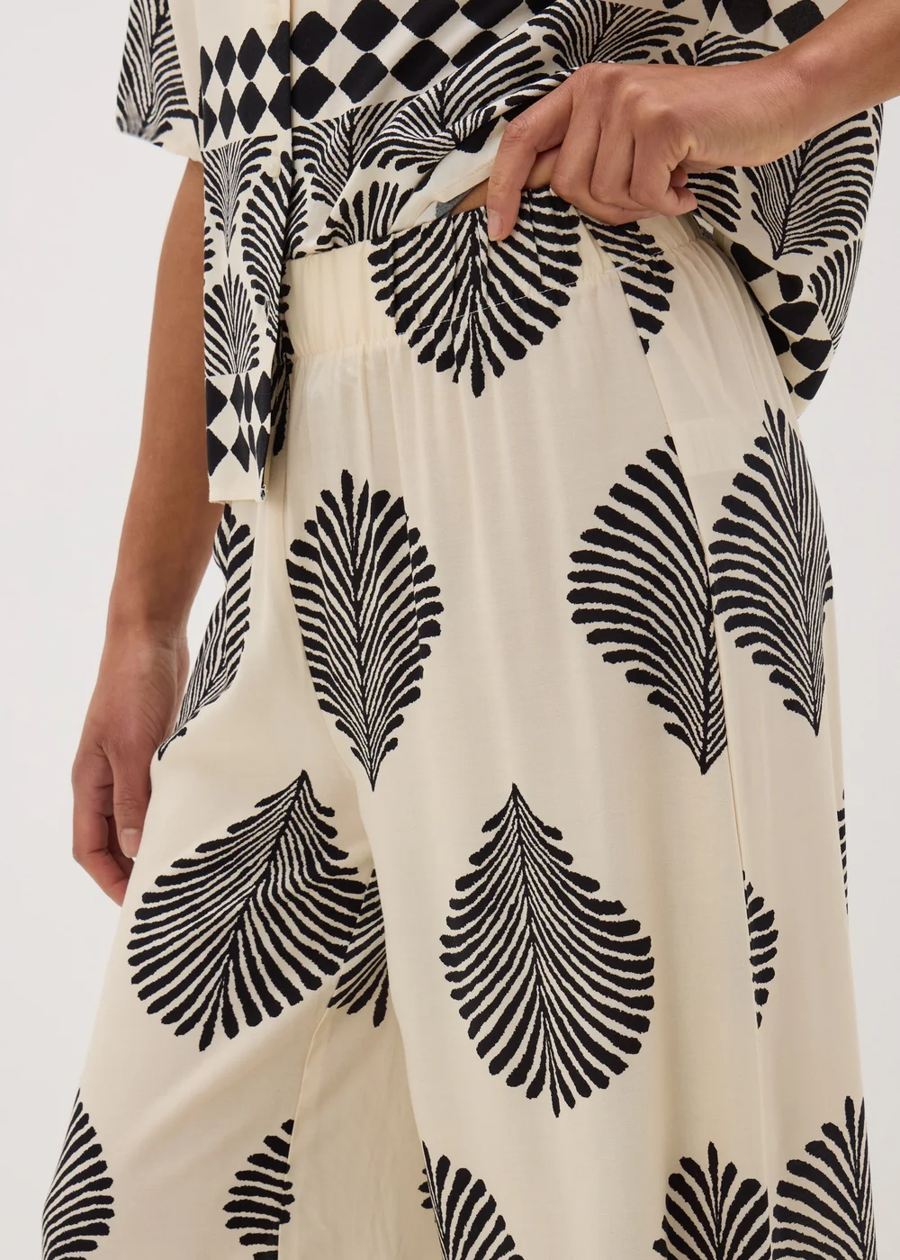 Cream Printed Boarder Wide Leg Trousers - 8/L29 Image 3