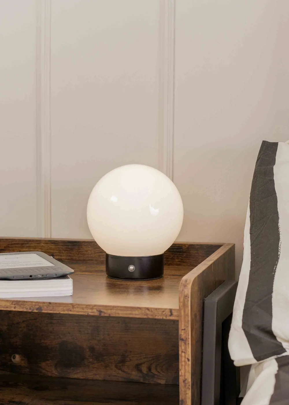 ValueLights Atlas Frosted White Table Lamp with White Shade Integrated LED - One Size Image 1